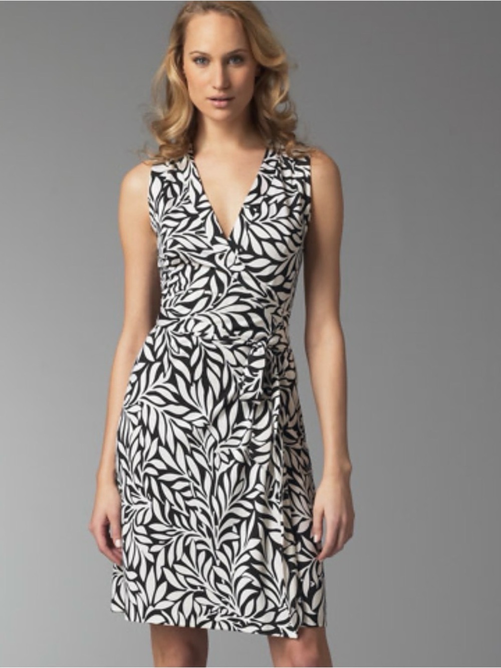 DVF Jude Wrap Dress Vintage Collection Silk Black White Leaf Print Size 4